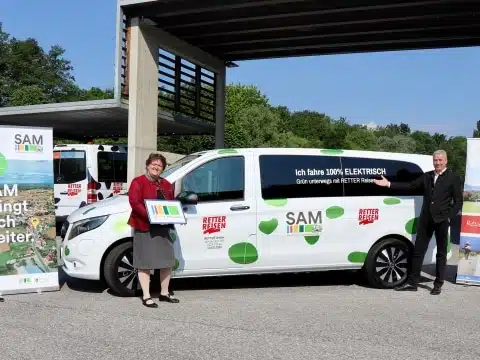 Elektro-SAM-Taxi: DI Franz Kneißl (GF Regionalentwicklung Oststeiermark), LAbg. Bgm. Silvia Karelly, Vorsitzende des Regionalverbandes Oststeiermark, Hermann Retter Elektro-SAM-Taxi: DI Franz Kneißl (GF Regionalentwicklung Oststeiermark), LAbg. Bgm. Silvia Karelly (Vorsitzende des Regionalverbandes Oststeiermark), Hermann Retter
