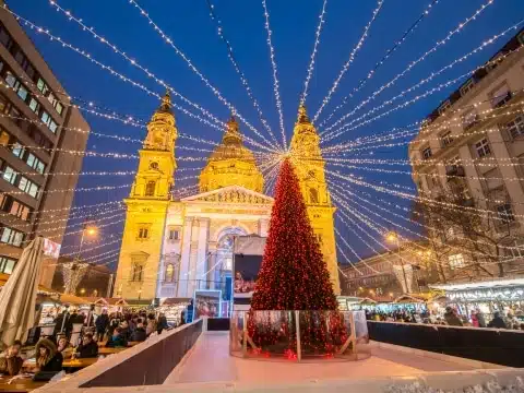 Weihnachtsmarkt auf dem St. Stephans Platz in Budapest Weihnachtsmarkt auf dem St. Stephans Platz in Budapest