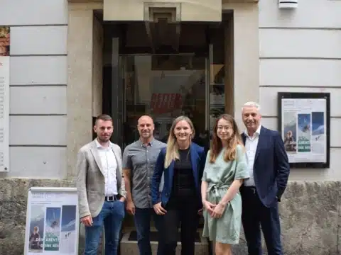 RETTER-Team vor dem neuen Reisebüro Graz RETTER-Team vor dem neuen Reisebüro Graz