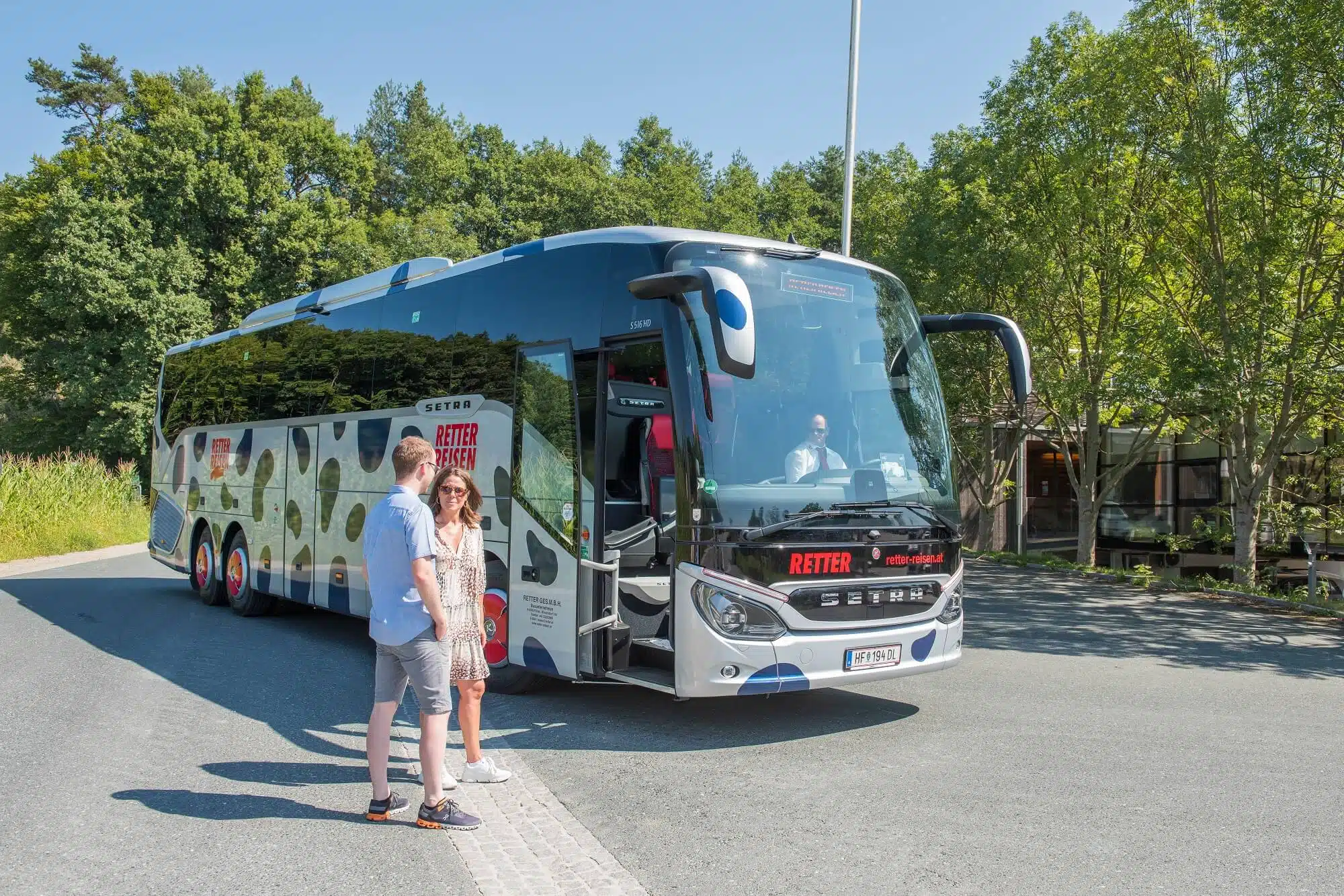 Reisegäste vor dem neuen Bus Reisegäste vor dem neuen Bus